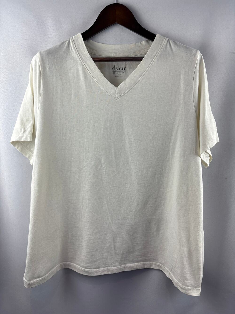 Women’s D&Co. XL White V-Neck T-Shirt